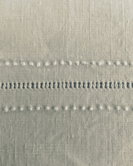 Détails d’un drap ancien retaillé en rideau sur mesure par WINDOW