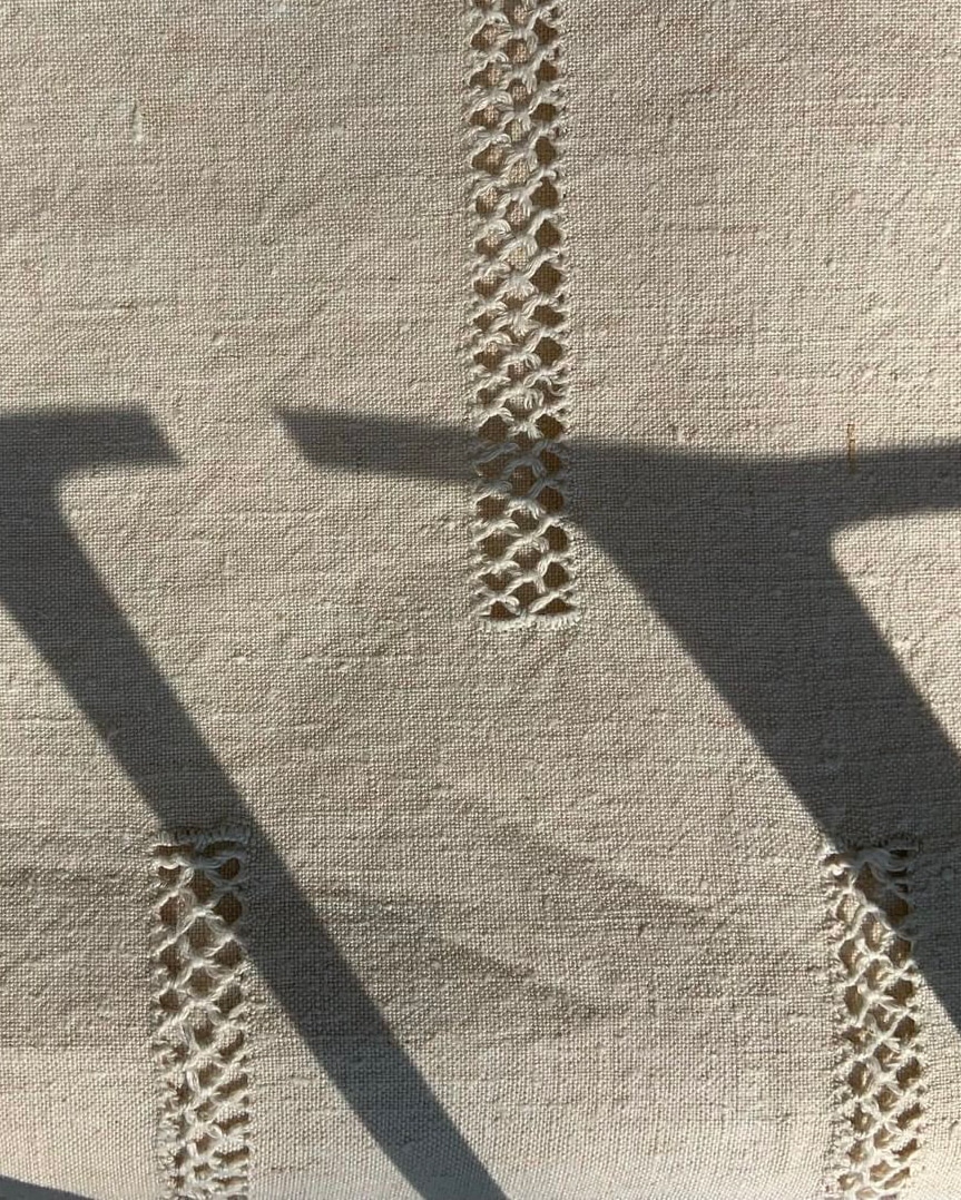 Détails d’un drap ancien retaillé en rideau sur-mesure par WINDOW