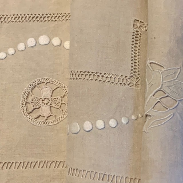 Drap ancien avec des broderies et des jours