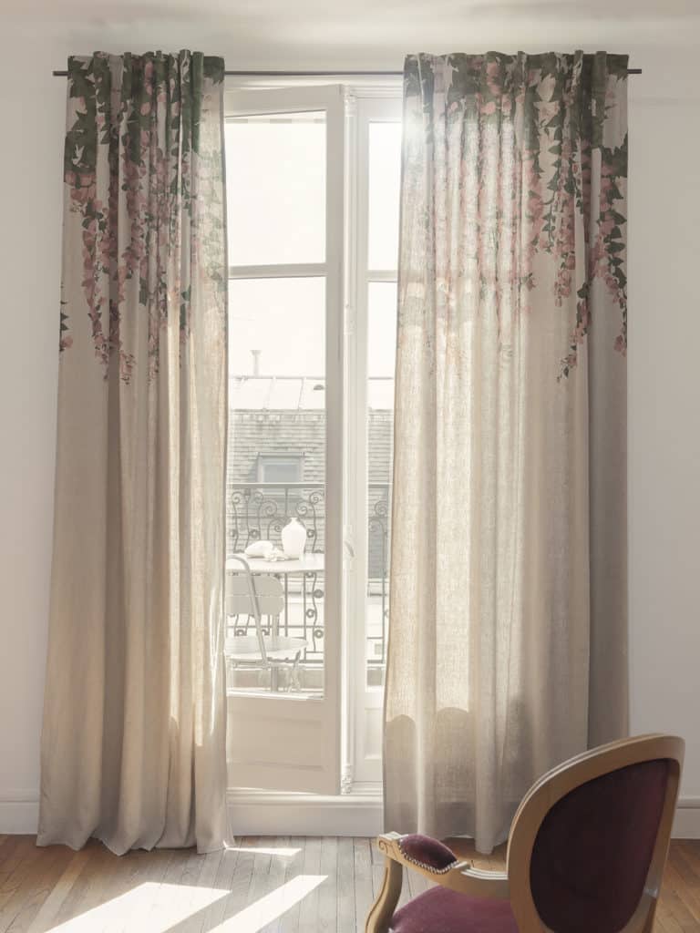 Rideau WINDOW VA&VIENT en lin rustique imprimé Bougainvilliers. Photo Yannick Labrousse