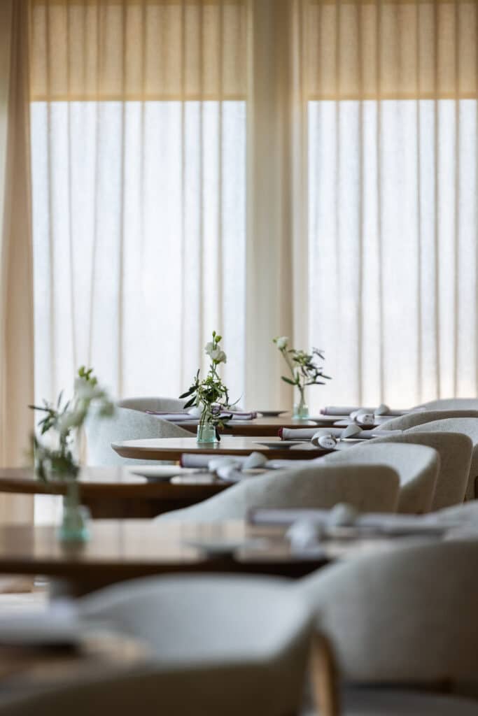Rideaux et stores sur mesure pour le nouveau restaurant AUFFO à Marseille.