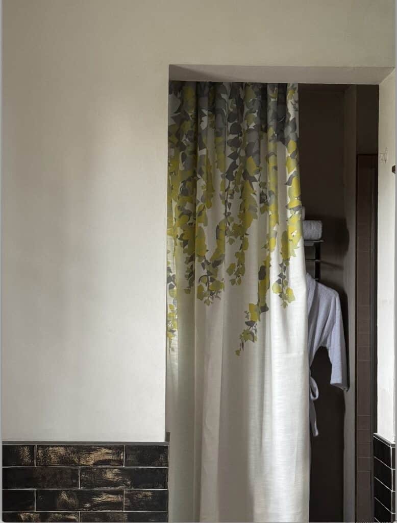 Rideau Sous les hortensias jaunes de WINDOW, en guise de séparation entre la chambre et la salle de bain