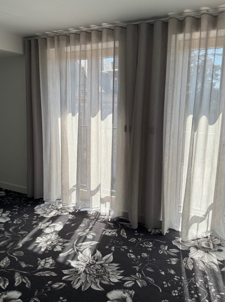 Rideau en voilage qui apporte une intimité sans couper la vue
