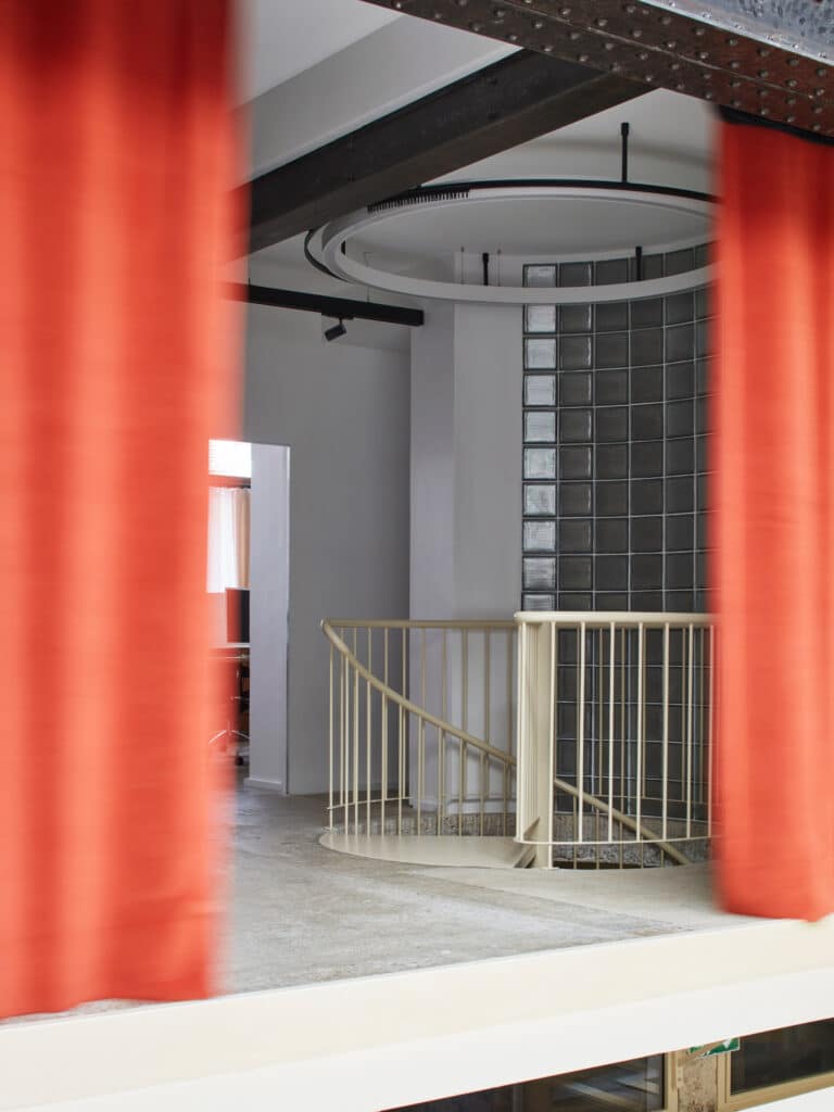 Rideau séparateur en velours pour le cabinet d'avocats 28 OCTOBRE