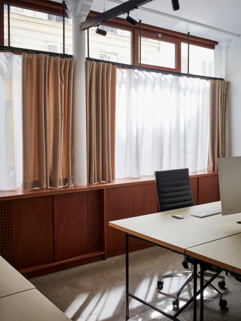 Bureau sur la rue avec voilage technique et rideaux en laine recyclée.